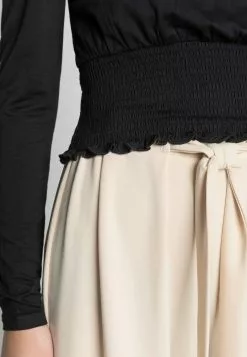 Even&Odd Damen SHIRRING DETAIL LONG SLEEVE CROP WITH GATHER - Langarmshirt - Black 11 Even&Odd Damen SHIRRING DETAIL LONG SLEEVE CROP WITH GATHER - Langarmshirt - Black -Even Und Odd Verkäufe 88e66fbdacd742699995c51e3e12c855