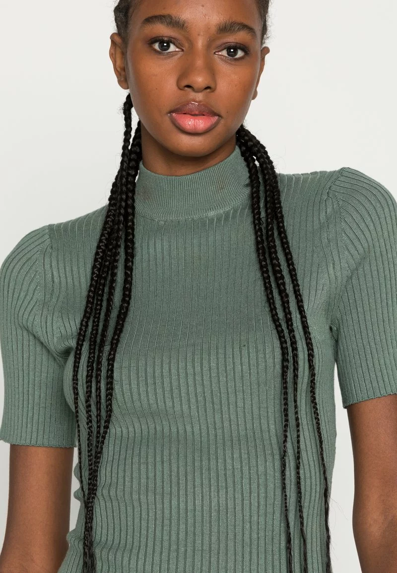 Even&Odd Damen PERKIN NECK SHORT SLEEVE DRESS - Strickkleid - Olive 7 Even&Odd Damen PERKIN NECK SHORT SLEEVE DRESS - Strickkleid - Olive – Bild 5